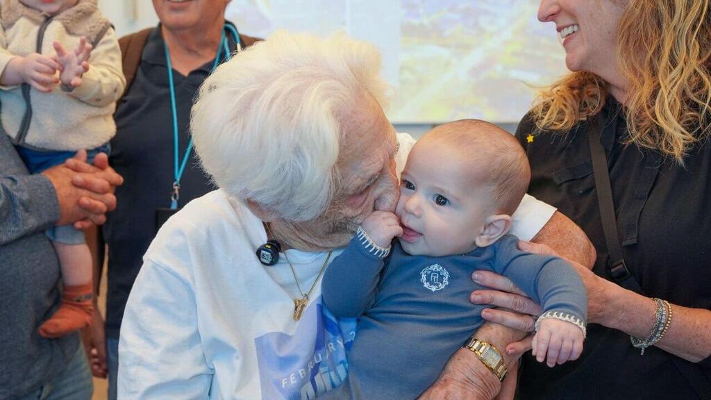 הפרש של כ-95 שנה. שרלוט רות עם אחד מצאצאיה