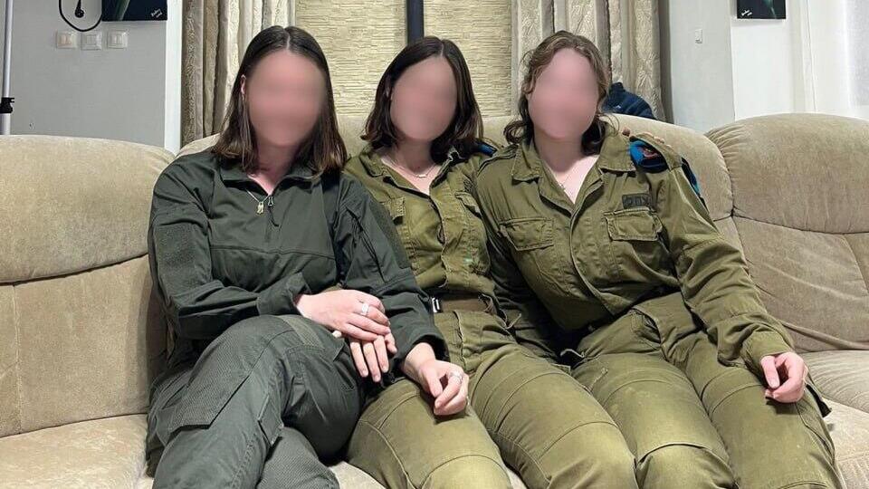 The three sisters, from left: Sgt. First Class (res.) G., Staff Sgt. N., Cpl. A. מימין לשמאל: רב"ט ע', משרתת ביחידה 405, סמ"ר נ', משרתת ביחידת "מורן" ורס"ל (במיל') ג', משרתת ביחידת רוכ"ש