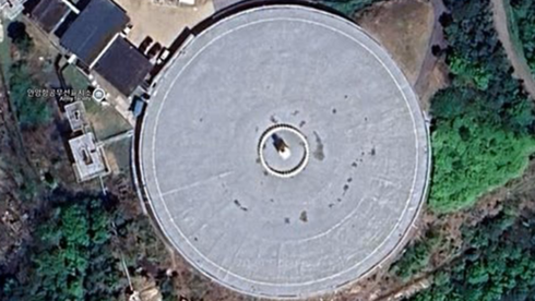 המתקן העגול ביאנגג'ו שבמחוז גיונגי בדרום קוריאה, שנחשד כמי שלראותה מסתיר בתוכו חללית שהתרסקה או נחתה על כדור הארץ