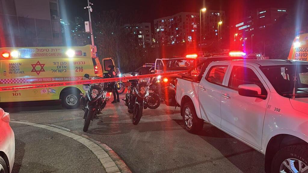 На месте двойного убийства в Хайфе (Фото: оперативная съемка МАДА) שני הרוגים מירי בחיפה