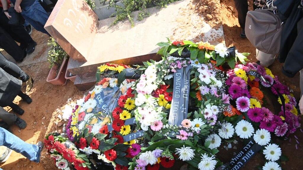 The flowers placed on Dana Eden’s grave
(Photo:Yair Sagi) הפרחים שהונחו על קברה של דנה עדן