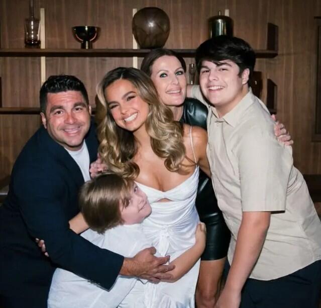 אדיסון ריי, אביה מונטי לופז, אמה שרי איסטרינג ואחיה אנזו ולוקאס