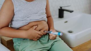 נער מזריק זריקת הרזיה