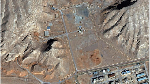 בסיס צבאי איספהאן, מלמעלה למטה - לפני שהותקף ואחרי מאמצי השיקום