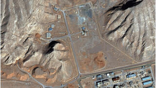 בסיס צבאי איספהאן, מלמעלה למטה - לפני שהותקף ואחרי מאמצי השיקום