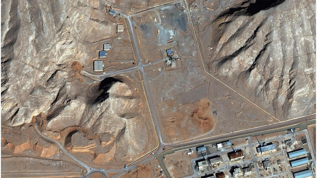 Объект в Исфахане (Фото: Planet Labs PBC and Vantor/Handout via REUTERS) בסיס צבאי איספהאן, מלמעלה למטה - לפני שהותקף ואחרי מאמצי השיקום