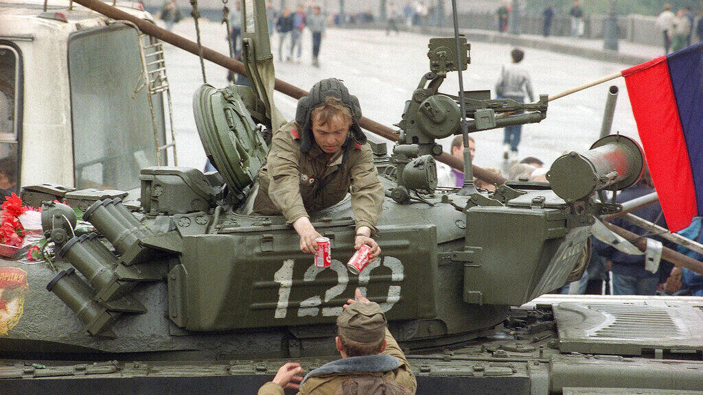 חיילים רוסים שותים קולה, לפני המלחמה