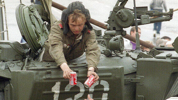 חיילים רוסים שותים קולה, לפני המלחמה