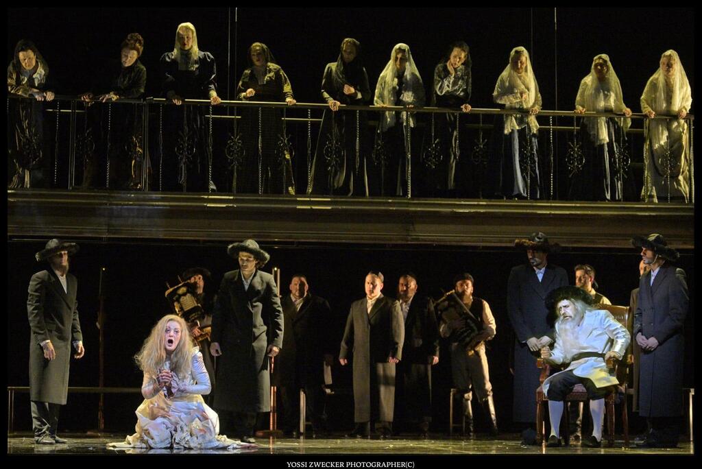 Cцена из оперы "Диббук" 