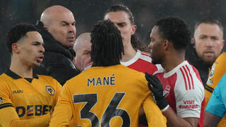 העצבים רופפים. שחקני ארסנל ווולבס מתעמתים בסיום המשחק