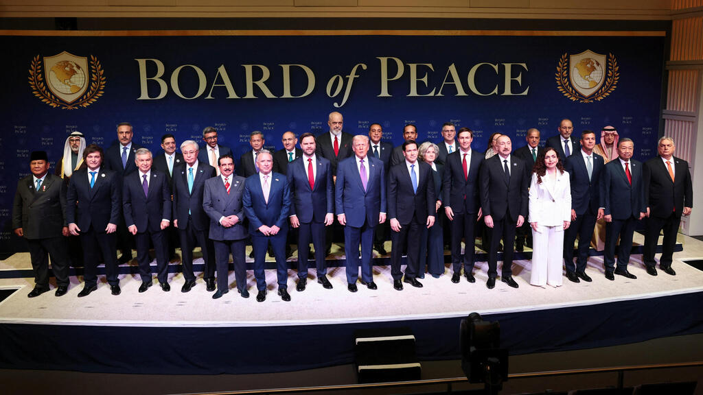 Trump surrounded by members of the Board of Peace (Photo: REUTERS/Kevin Lamarque) כינוס מועצת השלום בוושינגטון
