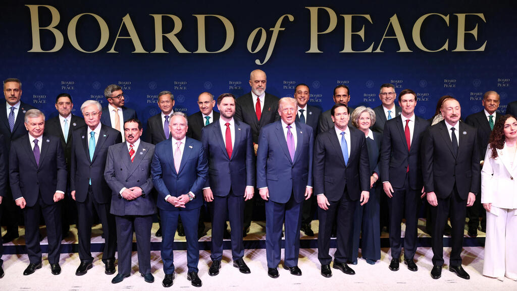 סער לצד נציגי קטאר וטורקיה: שידור ישיר מנאום טראמפ במועצת השלום