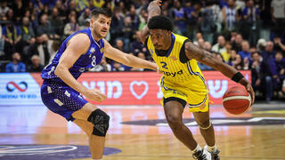 שחקן מכבי ת"א ג'ימי קלארק מול שחקן בני הרצליה פרדי בורדיון