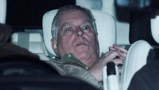 תמונות ראשונות: הנסיך לשעבר אנדרו שוחרר ממעצרו