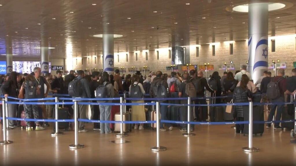 The departures hall at Ben Gurion Airport (Photo: Miki Schmidt) ישראלים שטסים לחו"ל בצל המתיחות הביטחונית
