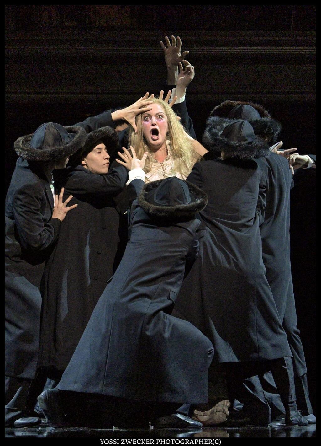 Cцена из оперы "Диббук" 