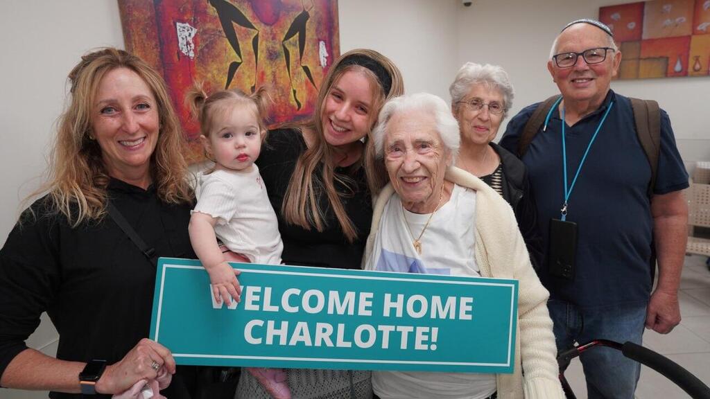 Charlotte Roth surronded by her family 