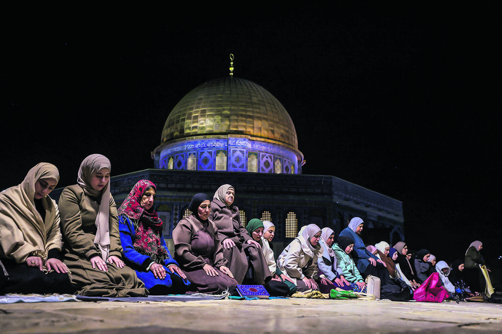 Muslims praying on Temple Mount (Photo: Jamal Awad/Reuters) מתפללות בהר הבית