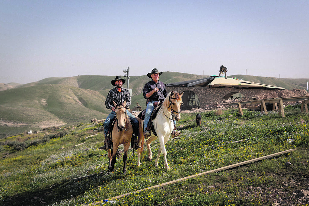 רוכבים על רקע מרכז הטיפולים החדש