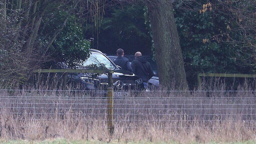 Police vehicles outside Andrew’s residence (Photo: Peter Nicholls/Getty Images) ניידות משטרה מחוץ לביתו של אנדרו