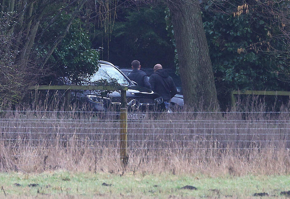 ניידות משטרה מחוץ לביתו של אנדרו