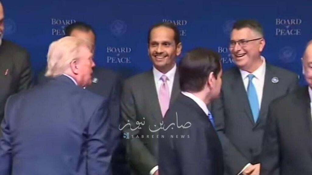 Трамп разговаривает с Сааром, в то время как рядом стоит улыбающийся премьер Катара ат-Тани סער לצד ראש ממשלת קטאר בכינוס מועצת השלום של טראמפ