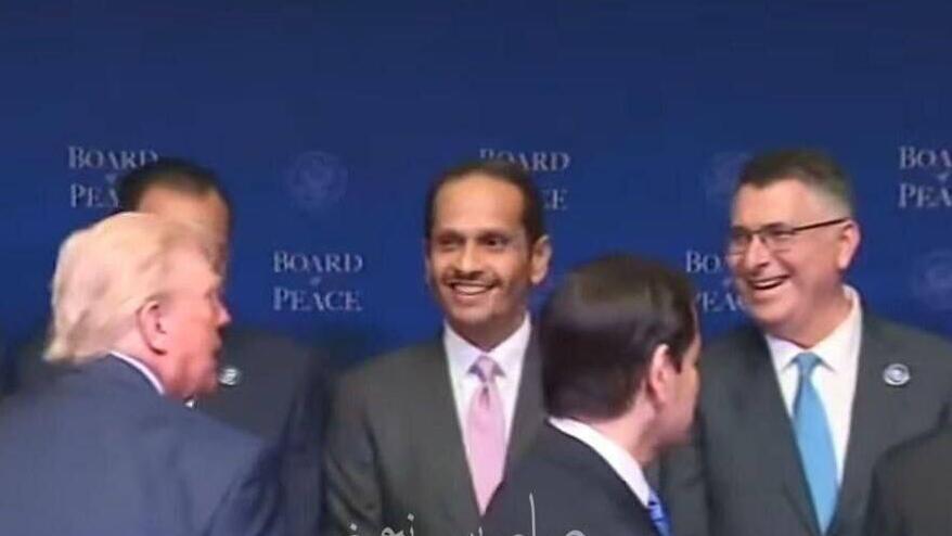 Foreign Minister Gideon Sa’ar (right) and Qatari Prime Minister and Foreign Minister Mohammed bin Abdulrahman Al Thani at the Board of Peace meeting סער לצד ראש ממשלת קטאר בכינוס מועצת השלום של טראמפ