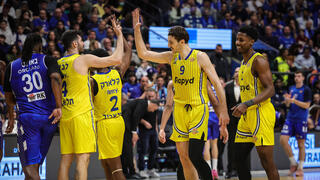 שחקני מכבי ת"א רומן סורקין, גור לביא, ג'יילן הורד