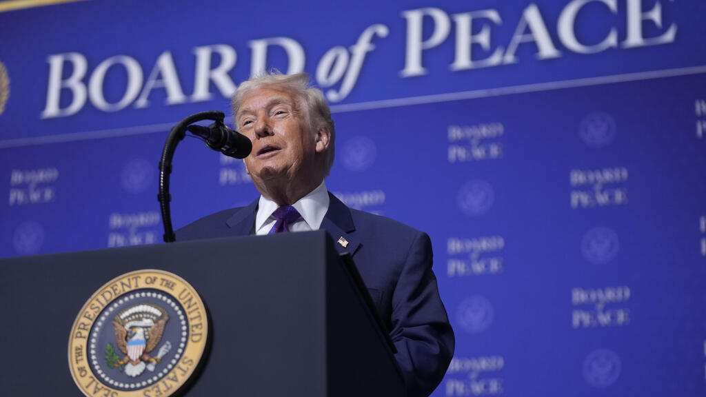 US President Donald Trump speaks at the opening meeting of the Gaza Board of Peace (Photo: Mark Schiefelbein/AP) כינוס מועצת השלום