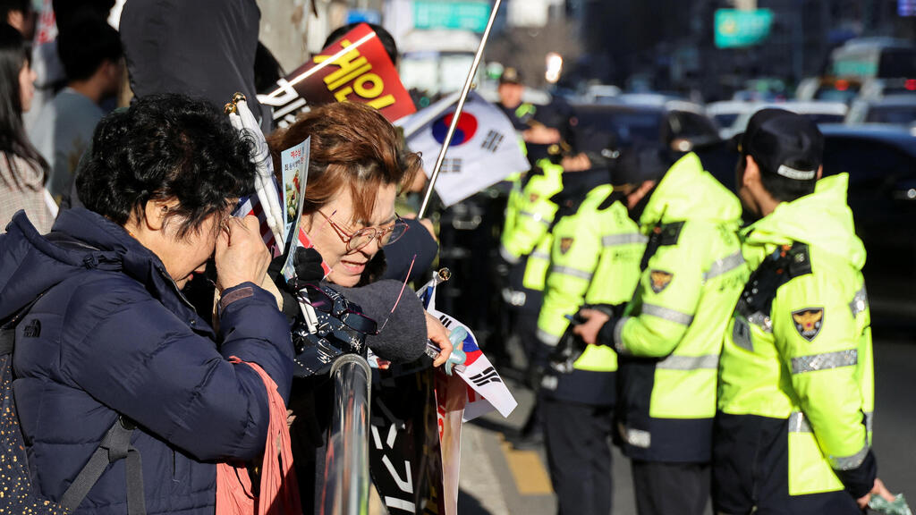 Security forces face Yoon supporters today in Seoul (Photo: REUTERS/Kim Hong-ji) דרום קוריאה סיאול תומכי הנשיא המודח יון סוק יאול נידון ל מאסר עולם על מרידה הטלת הממשל הצבאי