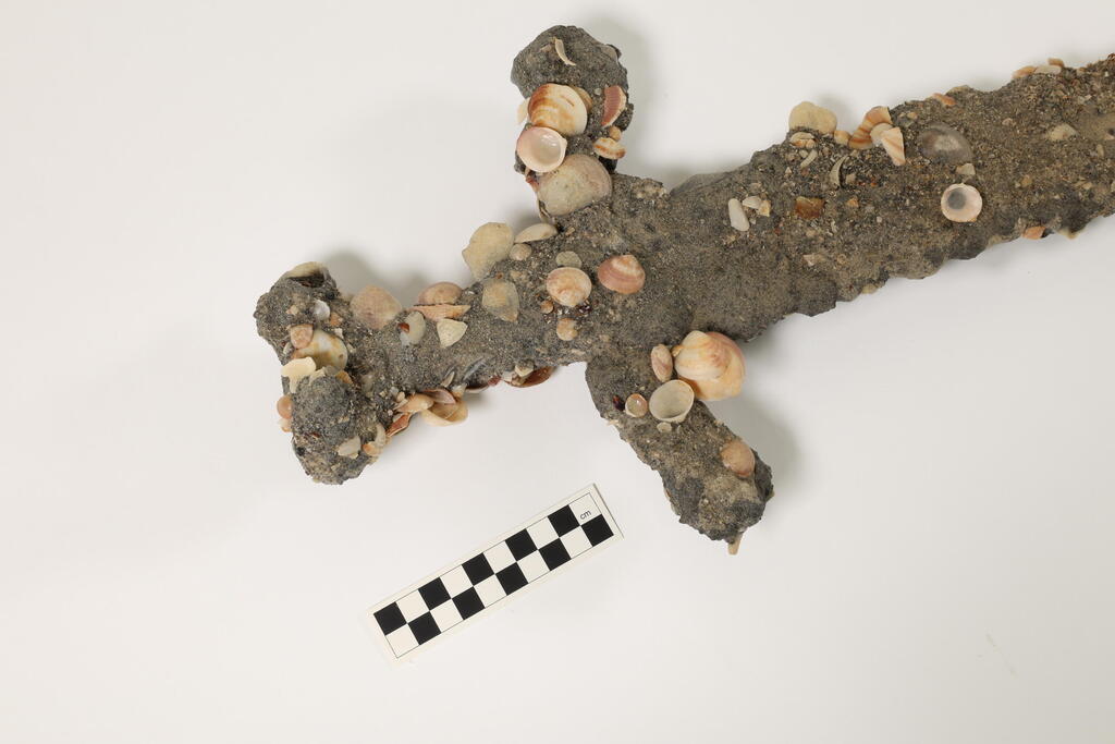 החרב הצלבנית שהתגלתה על קרקעית הים בחוף דור