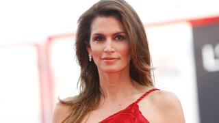 הגוף, השומה והאגדה: סינדי קרופורד חוגגת 60