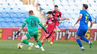 מוטי ברשצקי מנסה להכניע את טל בומנשטיין