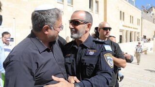 המפכ"ל דניאל לוי ובן גביר בכותל ביום השישי הראשון של תפילות חודש הרמדאן בהר הבית