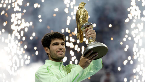 אלקראס עם הגביע של טורניר דוחא