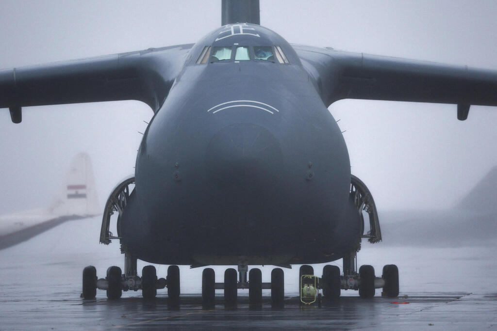 מטוס C-5 גלקסי בסיס לאג'ס האיים האזוריים פורטוגל צבא ארה"ב מתיחות עם איראן טהרן