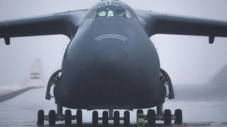 מטוס C-5 גלקסי בסיס לאג'ס האיים האזוריים פורטוגל צבא ארה"ב מתיחות עם איראן טהרן