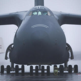 מטוס C-5 גלקסי בסיס לאג'ס האיים האזוריים פורטוגל צבא ארה"ב מתיחות עם איראן טהרן