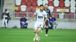 מוחמד שכר בתנועה עם הכדור