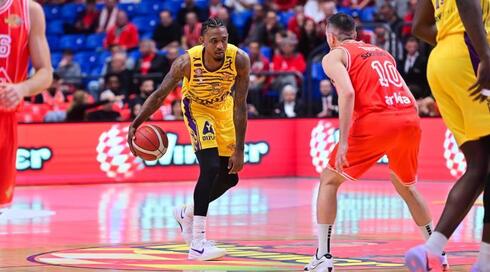 אקסבייר מנפורד מול בר טימור