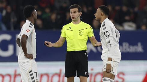 ויניסיוס וקיליאן אמבפה עם השופט