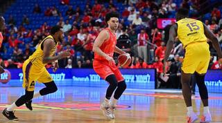 אלייז'ה בראיינט עם הכדור