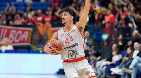 ניב משגב עם הכדור