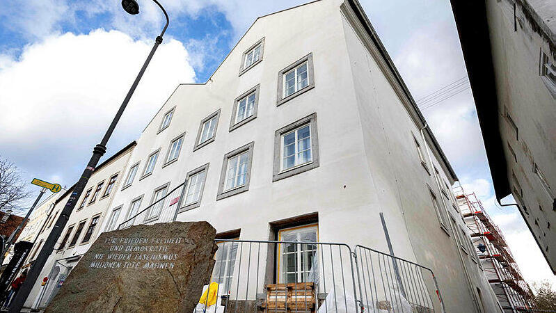 Adolf Hitler’s home in Austria after renovations, to become a police station (Photo: Joe Klamar / AFP) ביתו של אדולף היטלר באוסטריה אחרי השיפוץ. יהפוך לתחנת משטרה