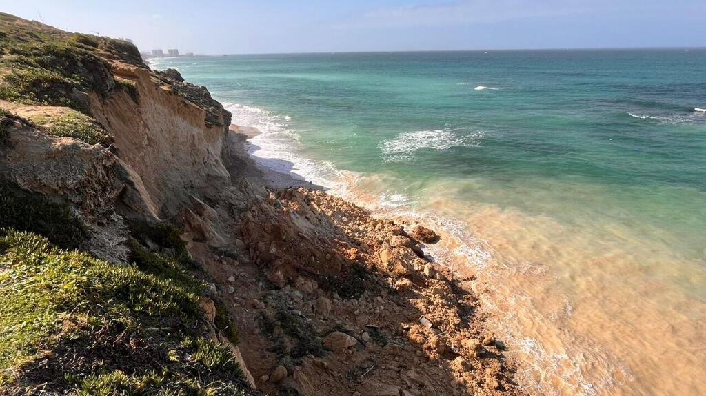 סכנה מוכרת - ולא מטופלת: "מצוקים ימשיכו לקרוס בחופי ישראל"