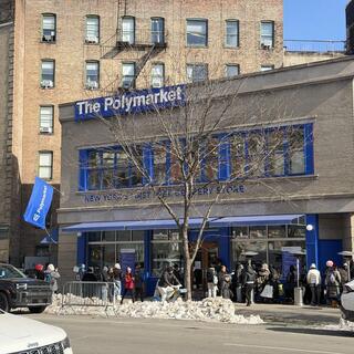 התור בכניסה לחנות המכולת החינמית של פולימרקט בניו יורק