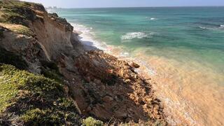 חלק מצוק סידני עלי בהרצליה קרס