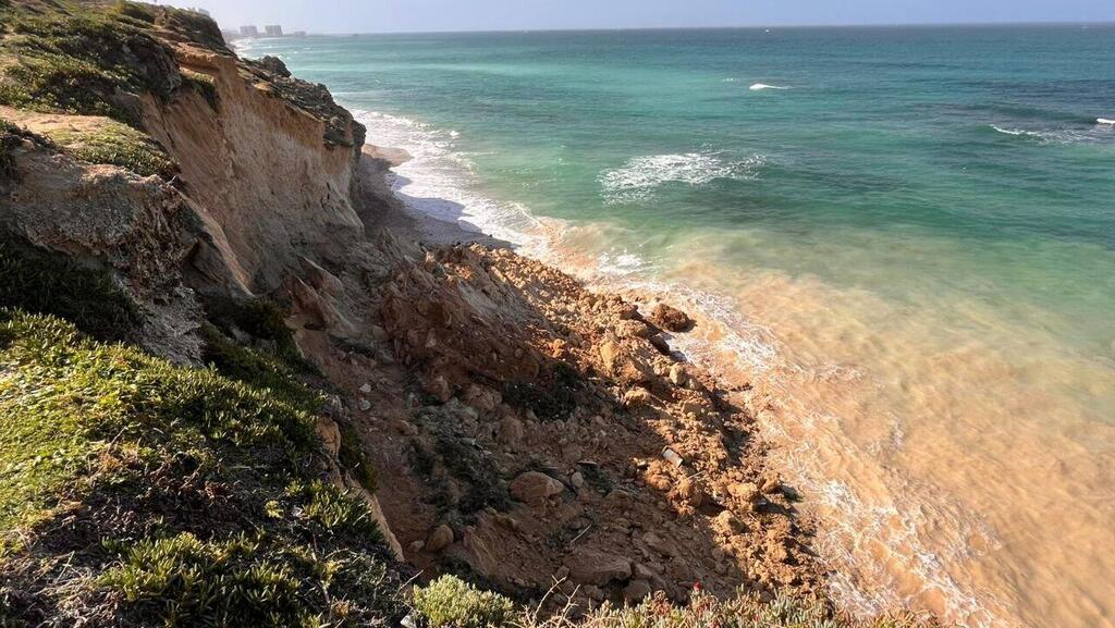 חלק מצוק סידני עלי בהרצליה קרס