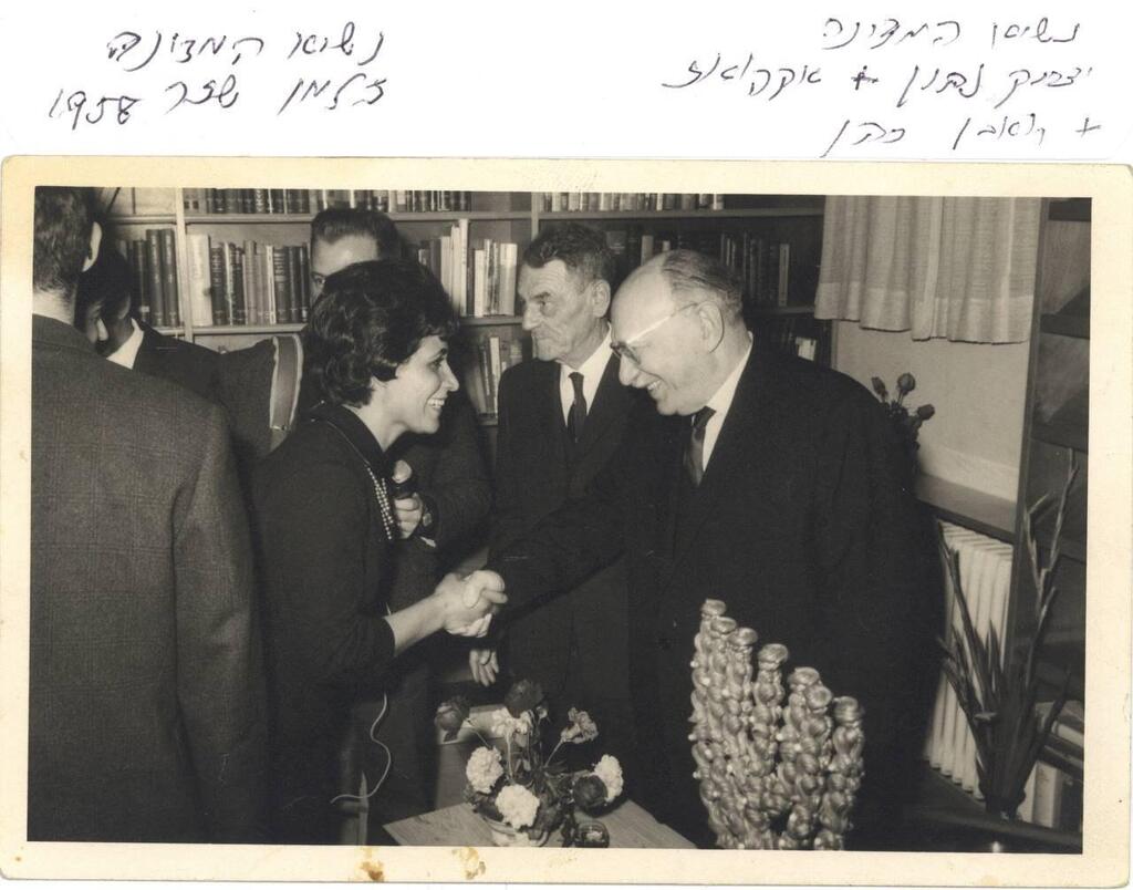 ברטה לוחצת את ידו של נשיא המדינה זלמן שז"ר