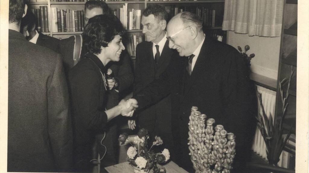 ברטה לוחצת את ידו של נשיא המדינה זלמן שז"ר